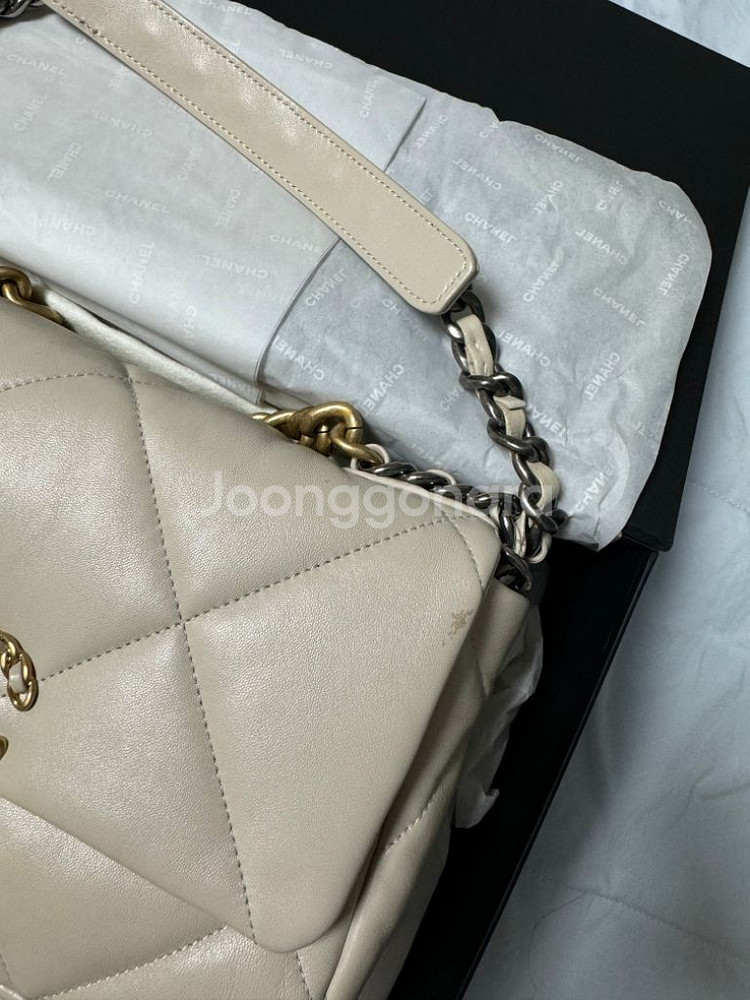 샤넬 19백 미디움 아이보리--3