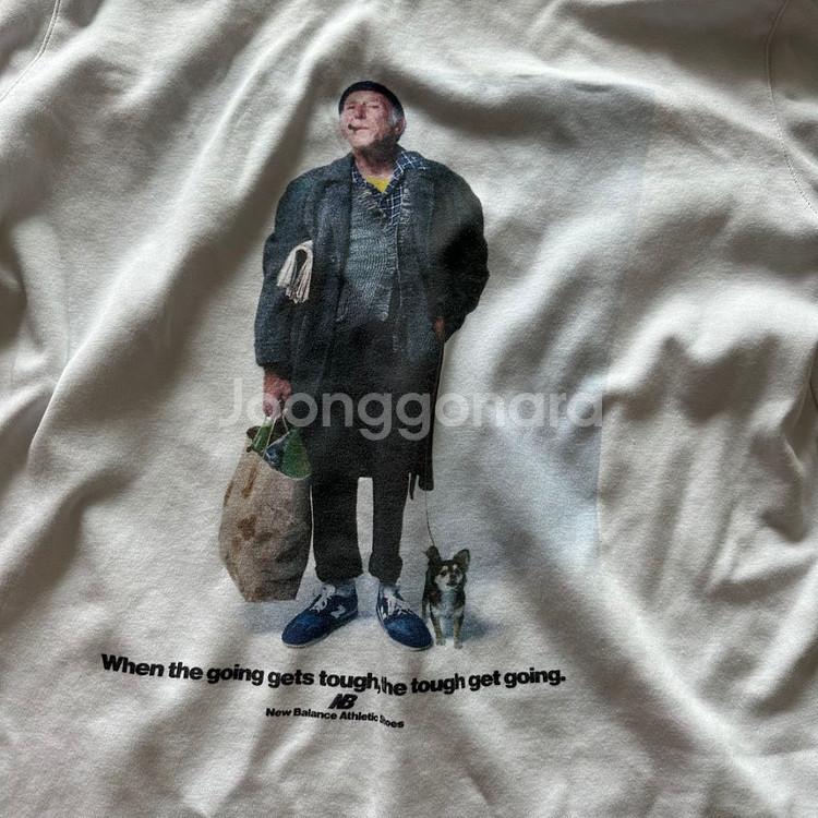 뉴발란스 티셔츠 팝니다.--1