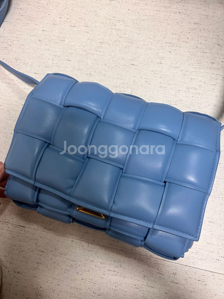 보테가베네타 패디드 카세트백 클래식(미디움) 1회 착용--4