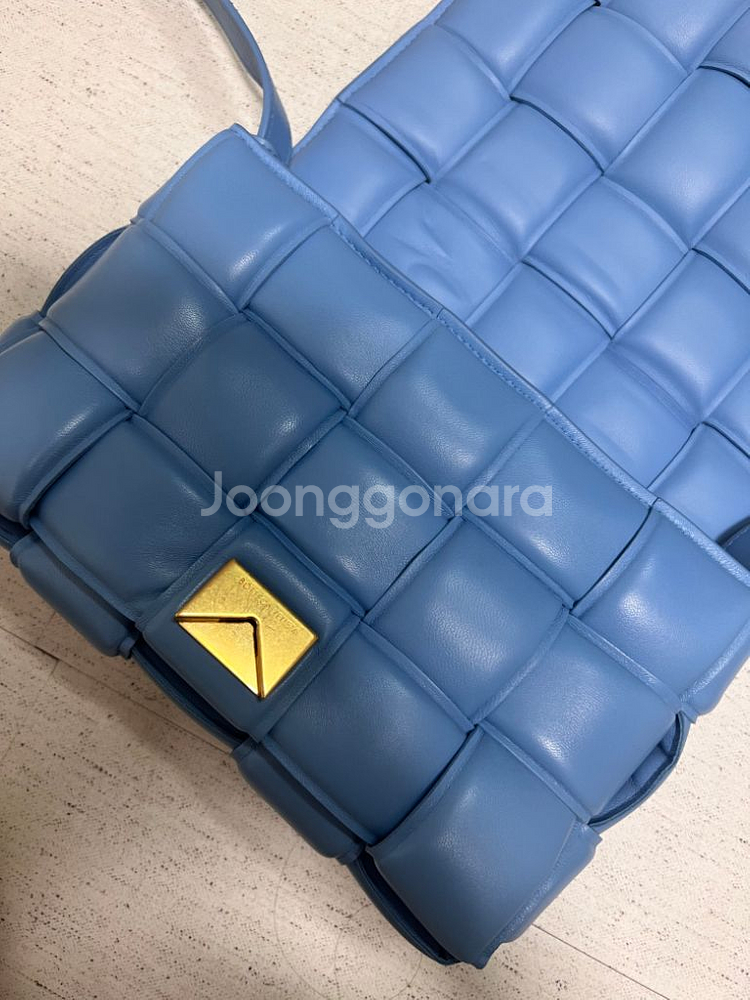 보테가베네타 패디드 카세트백 클래식(미디움) 1회 착용--2