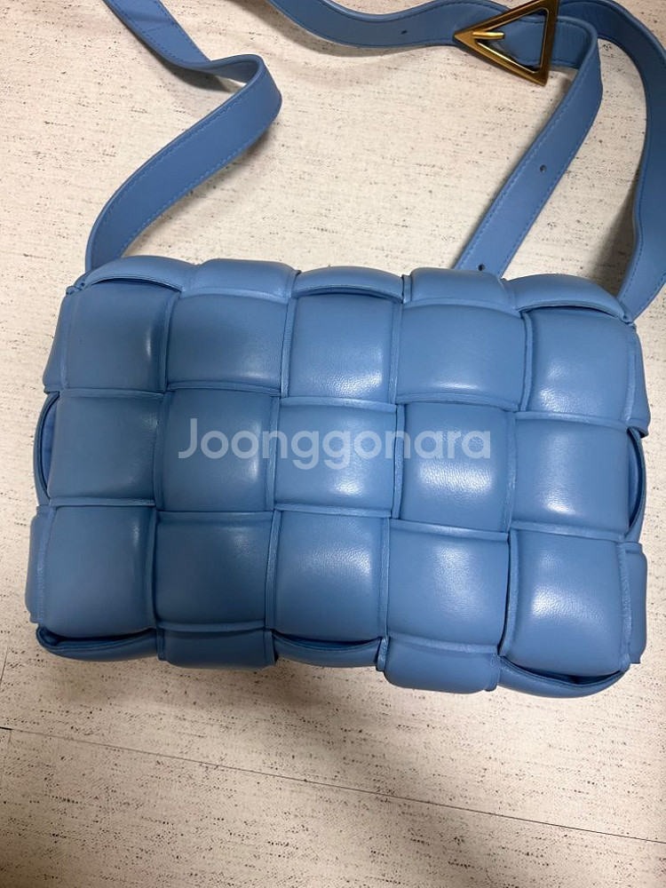 보테가베네타 패디드 카세트백 클래식(미디움) 1회 착용--5