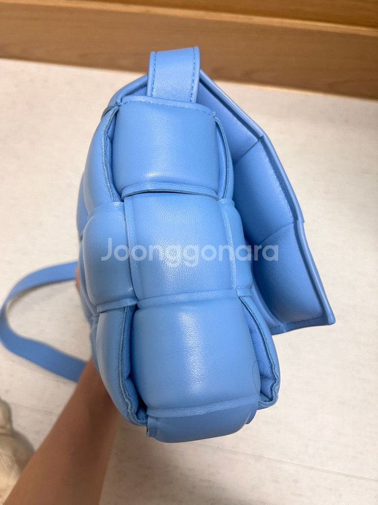 보테가베네타 패디드 카세트백 클래식(미디움) 1회 착용--7