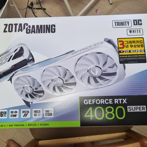 조텍 rtx 4080 super 트리니티 화이트 팝니다