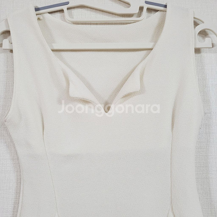 화이트 플레어티 민소매 섹시--1