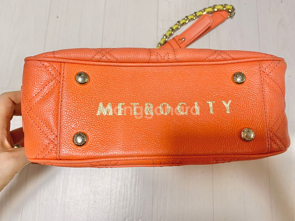메트로시티ㅡ 오렌지색 크로스백/체인끈/천연가죽/미니백--3