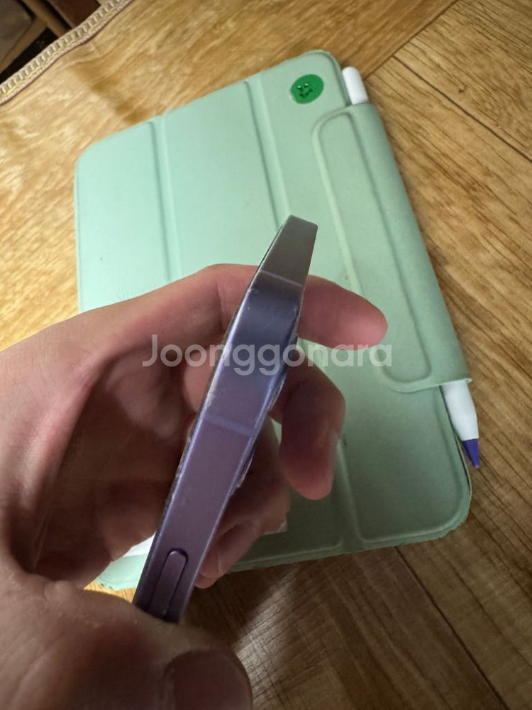 아이폰12 64g 퍼플 부품용으로 판매(액정 멍)--3