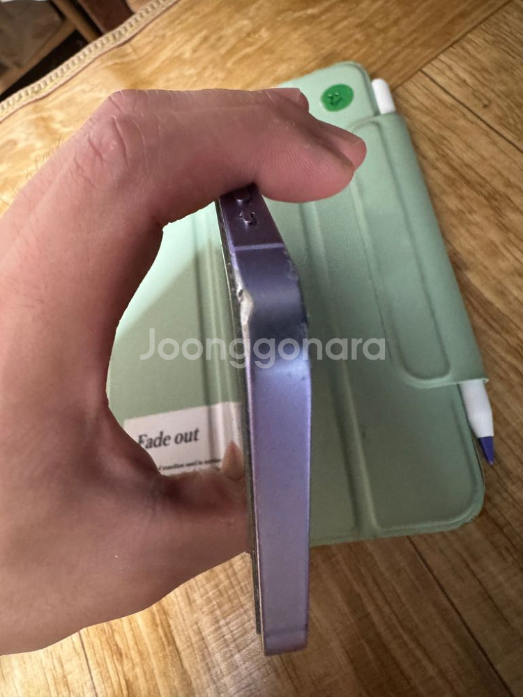 아이폰12 64g 퍼플 부품용으로 판매(액정 멍)--4