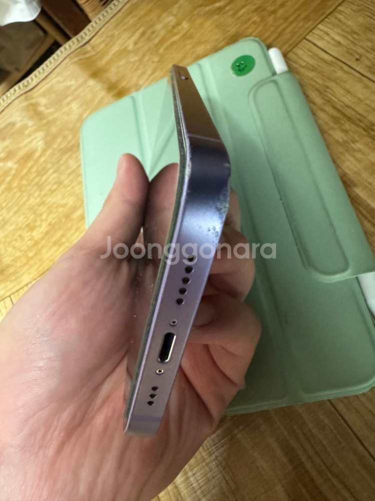 아이폰12 64g 퍼플 부품용으로 판매(액정 멍)--2