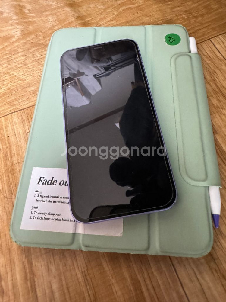 아이폰12 64g 퍼플 부품용으로 판매(액정 멍)--1