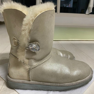 UGG230