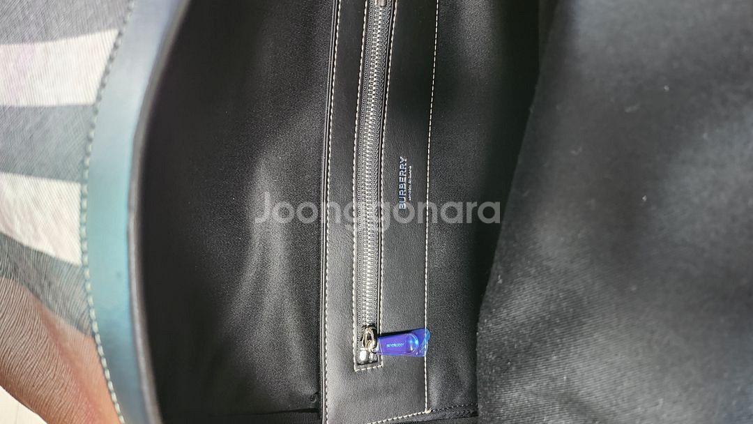 버버리 백팩 미사용 제품 팝니다--2