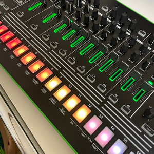 드럼머신 Roland TR-8