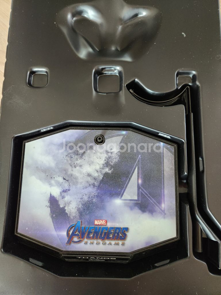 핫토이 엔드게임 타노스 피규어--2