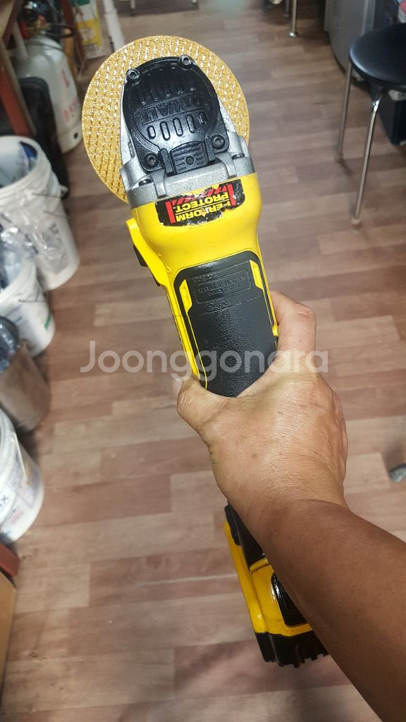 디월트충전그라인더 DCG405N 5인치 상태최상 동급최--7