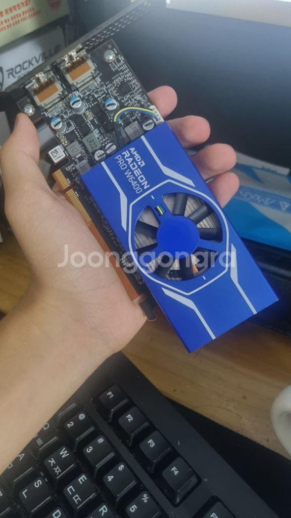RADEON PRO W6400--1