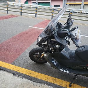 bmw c600 우측 어퍼카울 구합니다