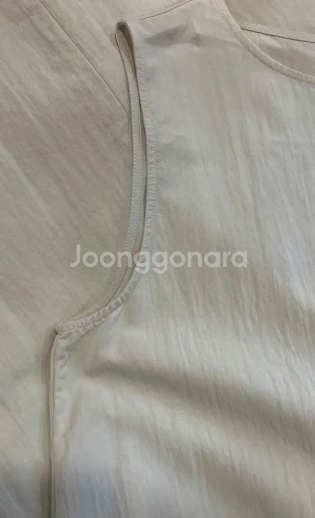 르메르 감도 라이트베이지 나일론 민소매 미디 원피스--3