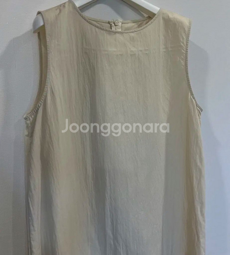 르메르 감도 라이트베이지 나일론 민소매 미디 원피스--1