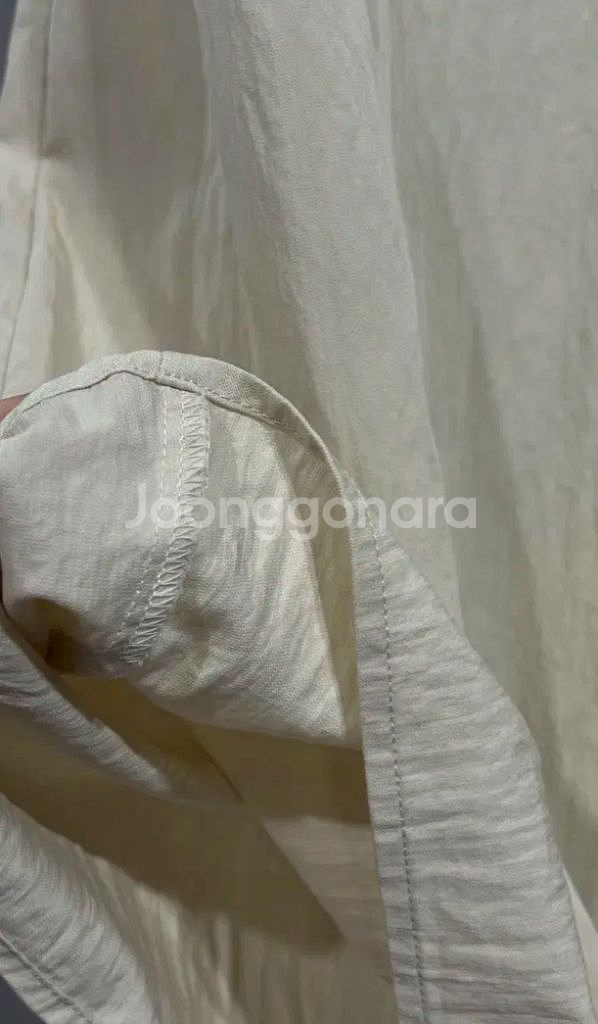 르메르 감도 라이트베이지 나일론 민소매 미디 원피스--5