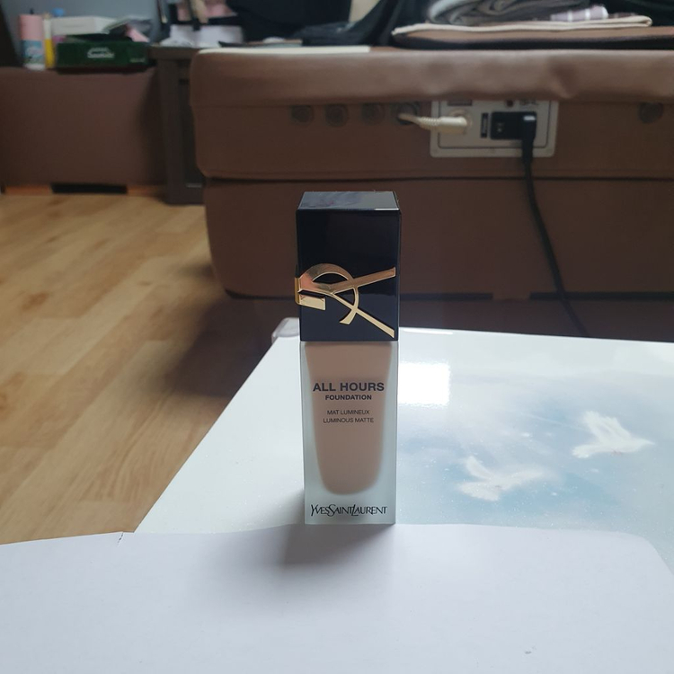 입생로랑 올아워 파운데이션 이미지