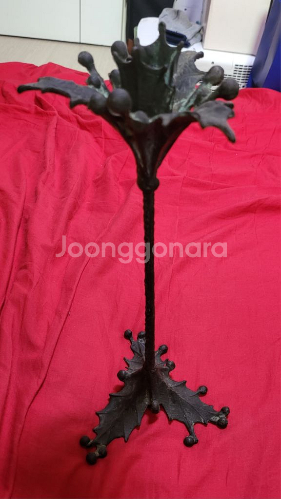 나뭇잎 모양 황동 촛대.높이 30센티.--1