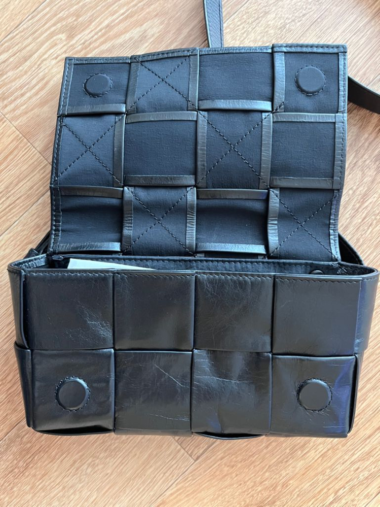 보테가 베네타 카세트 벨트백 판매합니다.--2