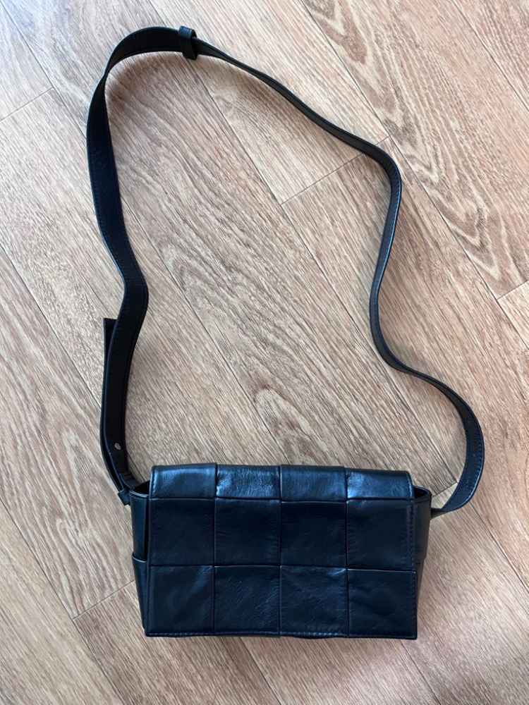 보테가 베네타 카세트 벨트백 판매합니다.--1