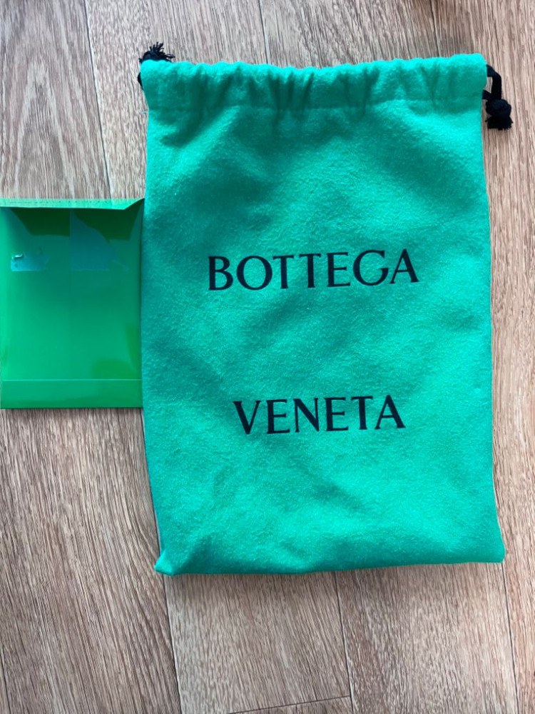 보테가 베네타 카세트 벨트백 판매합니다.--4