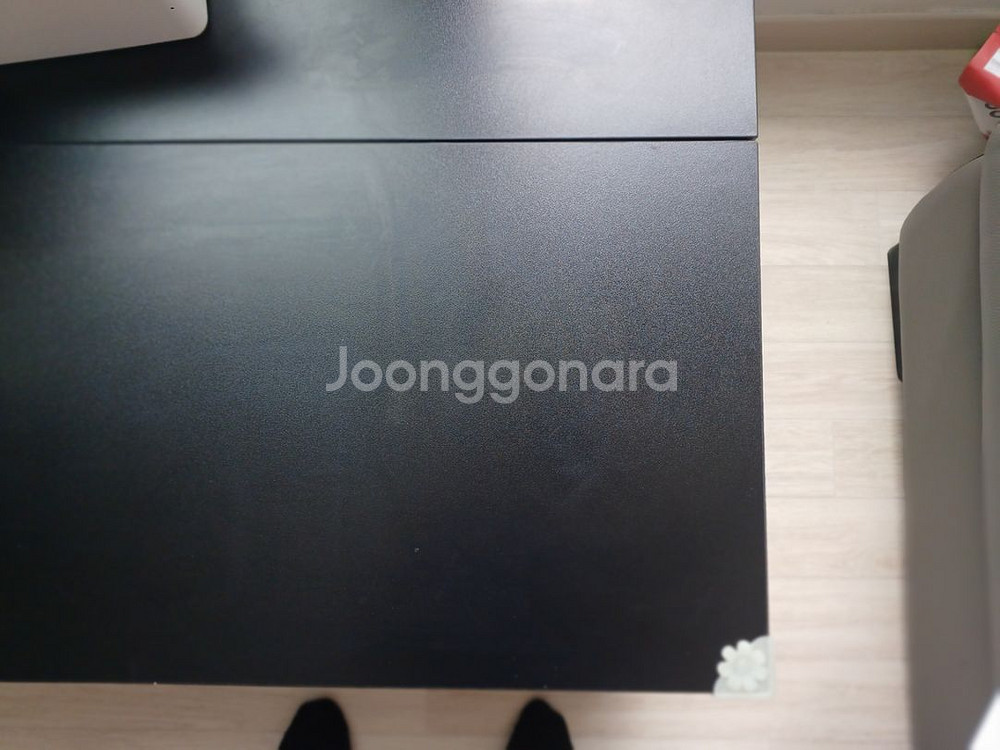 쇼파앞에 이있는 테이불--1