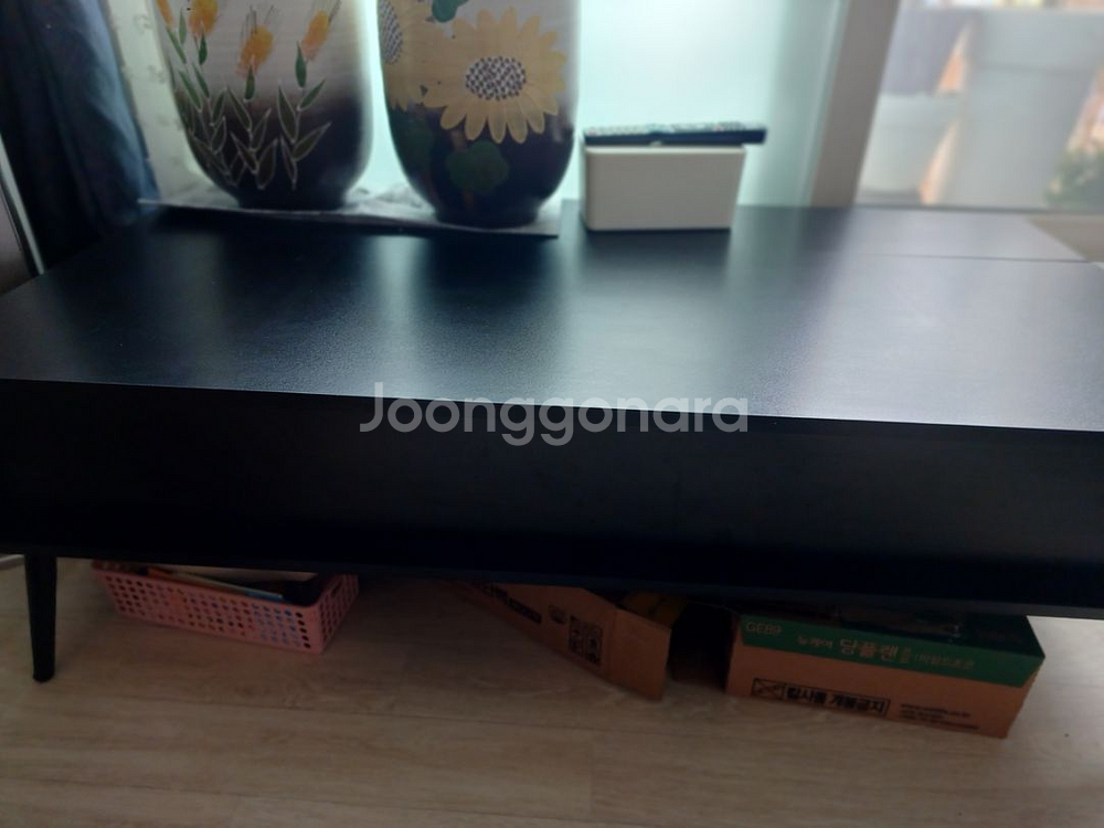 쇼파앞에 이있는 테이불--2