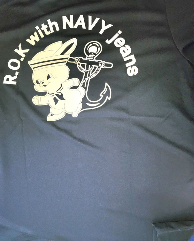 뉴진스 로카티(해군) 반팔티 L 팝니다 이미지