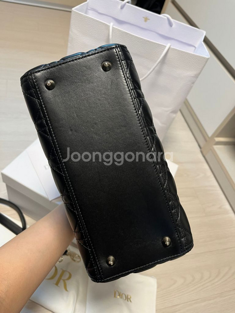 디올 레이디백 미디움 블랙 (21년 12월 구매)--4