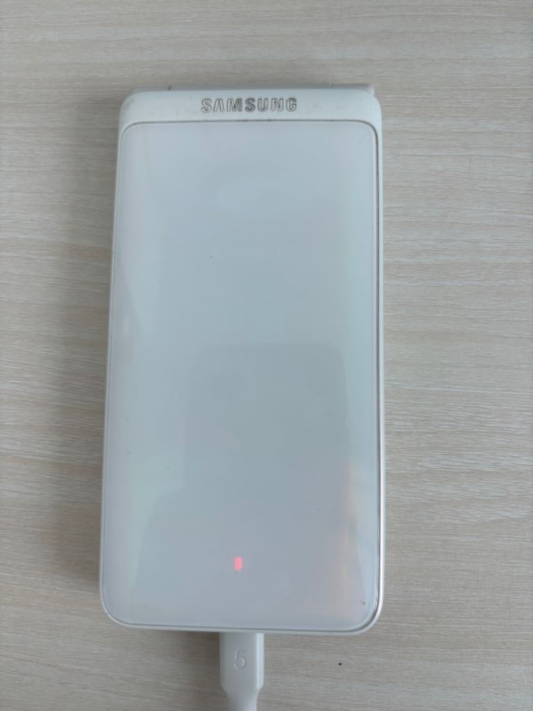 갤럭시 폴더2 한소희 폰 판매합니다(스마트 폴더폰)