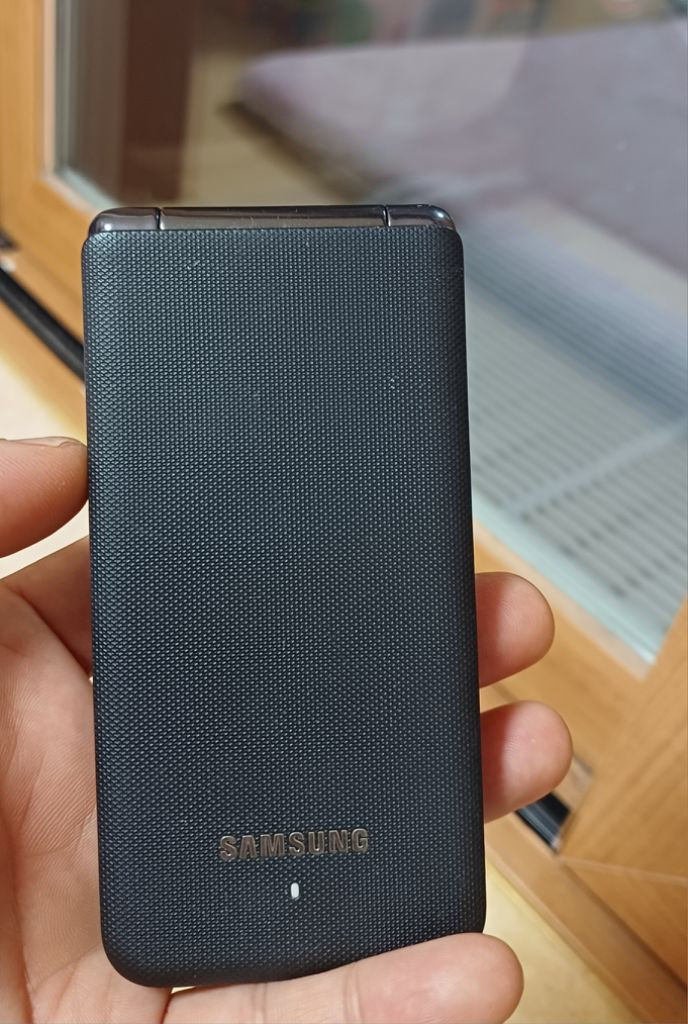 삼성 갤럭시 폴더폰 SM-G150NS 판매합니다--1