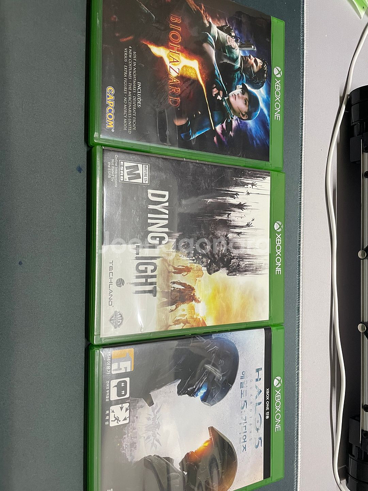 Xbox one x , 게임 타이틀 3개 팝니다--3