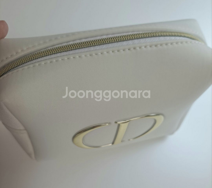 새제품 디올 CD 골드 로고 화이트 파우치--3