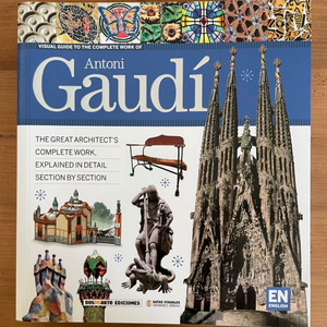 Antoni Gaudi : VISUAL GUIDE