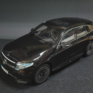 [1:18] NZG BENZ EQC 400 4matic