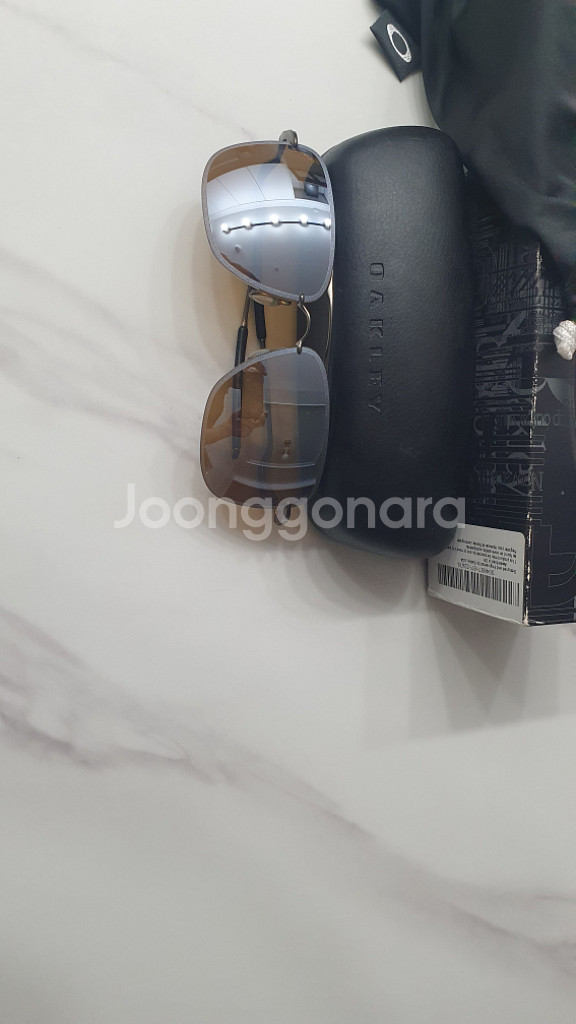 오클리 테일훅 티타늄 선그라스--1