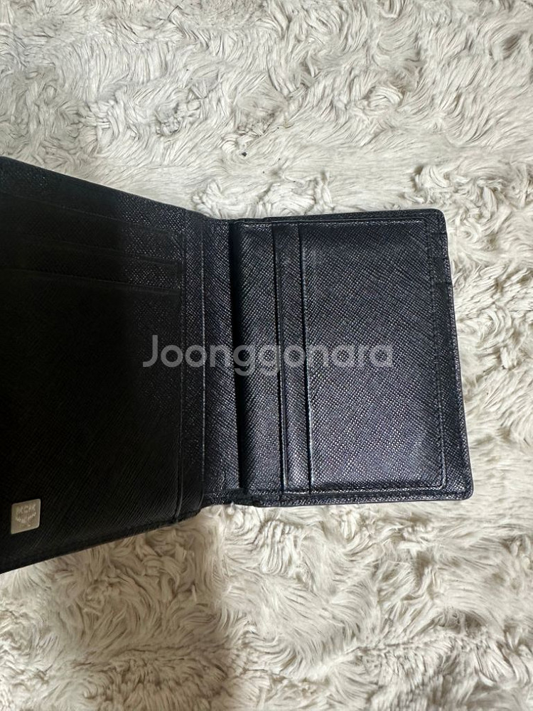 컨디션 좋은 엠씨엠 정품 반지갑 판매합니다.--3