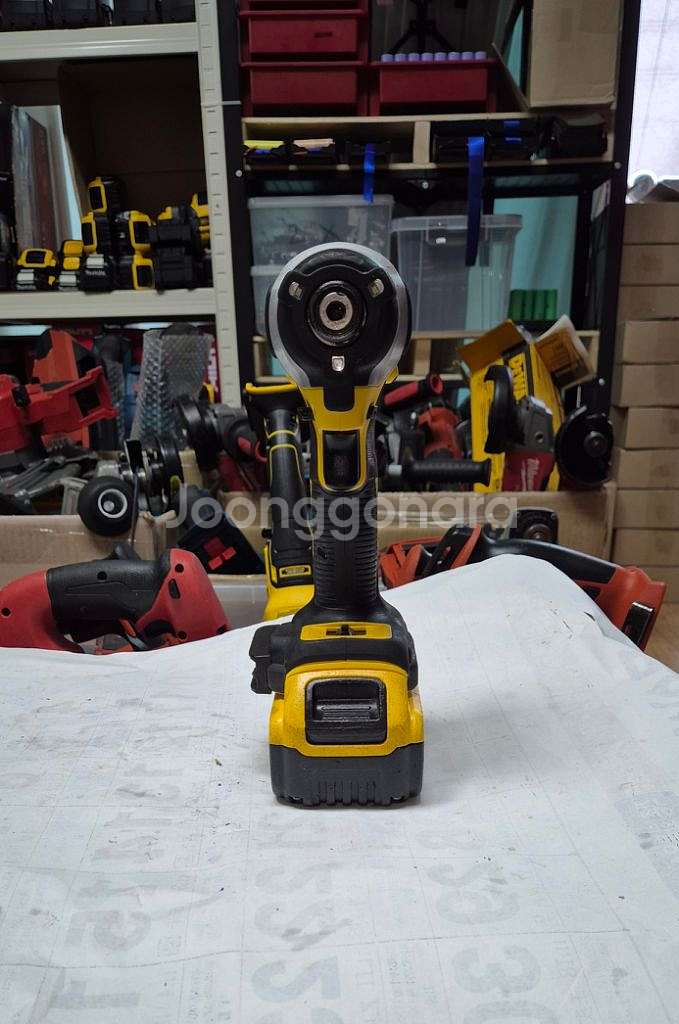 디월트 충전임팩 드라이버 DCF850배터리포함--1