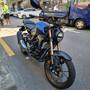 혼다 CB300R 10000km 20년식 급매 R3