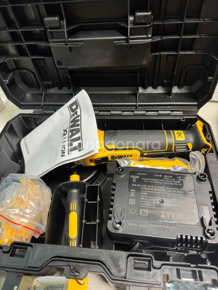 디월트 그라인더 20V DCG405P2 팝니다(새것)--1