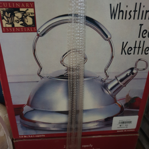 whistling tea kettle 휘파람 주전자