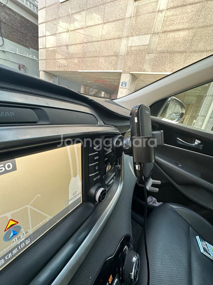 차량용 무선 충전기 팝니다--4