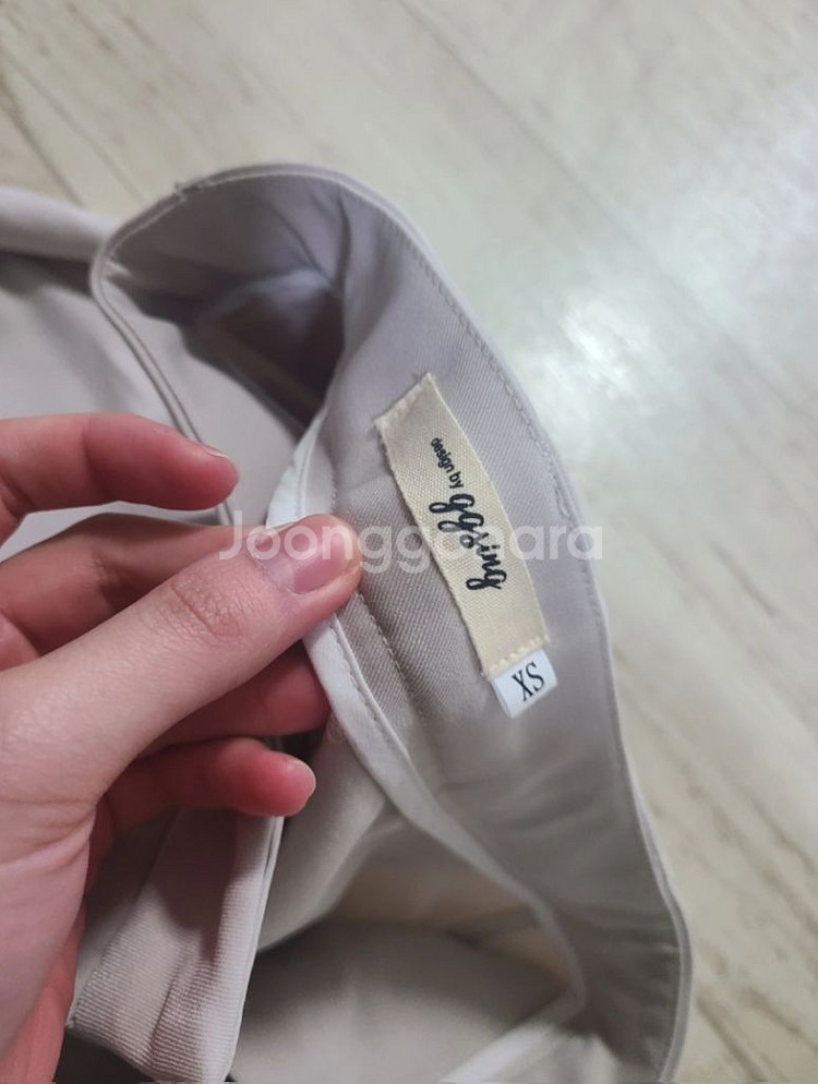 고고싱 세미와이드 슬랙스 XS 흰색 팝니다.--1