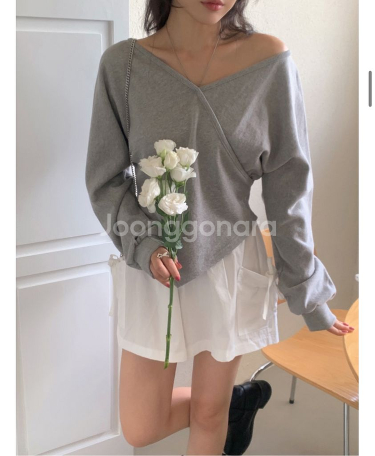 [새상품] 블림핏 차카 브이넥/브이컷 크롭 맨투맨 ---4