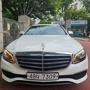 벤츠 E220d 4매틱 익스클루시브 팝니다.