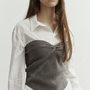 (하트시그널 이주미착용) SO IR STANDARD FIT BLOUSE(WHITE), TWIST BUSTIER KNIT(GREY)