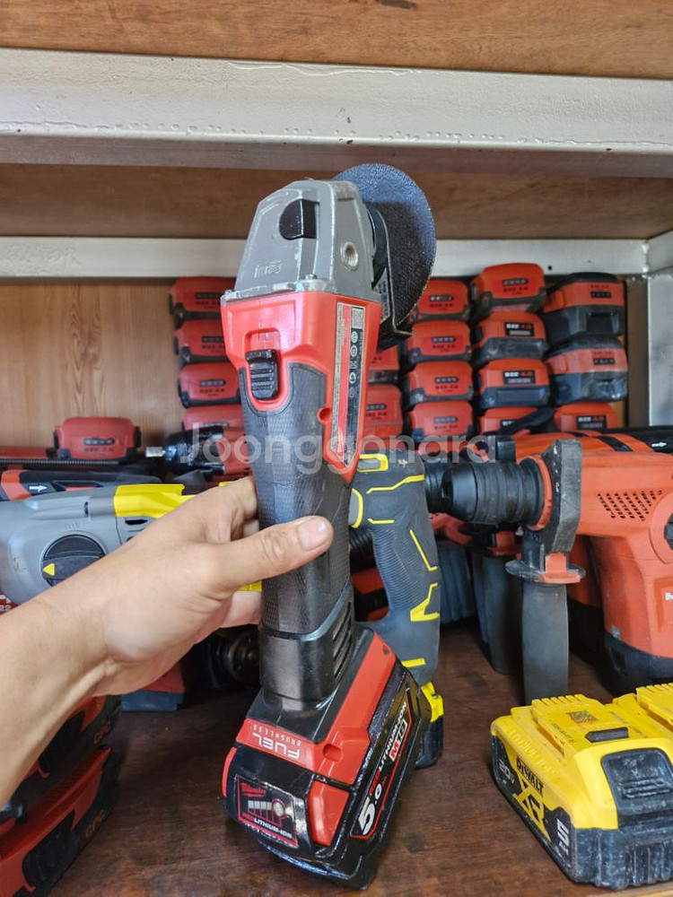 밀워키충전그라인더 M18 FSAG 100X배터리포함.3--4